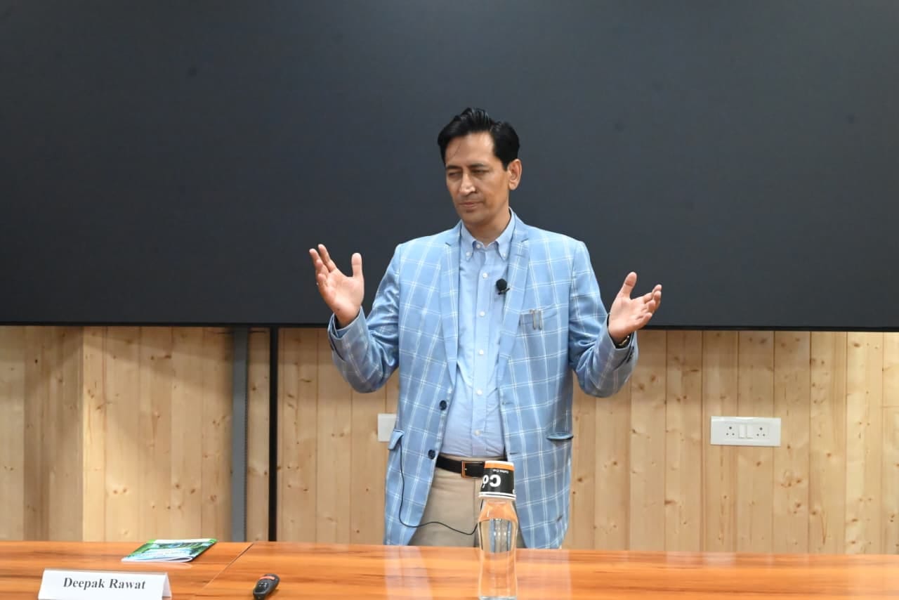 कुमाऊं आयुक्त ने आधारभूत प्रशिक्षण कार्यक्रम में सहभागियों को समझाए कमिश्नरी के कार्य