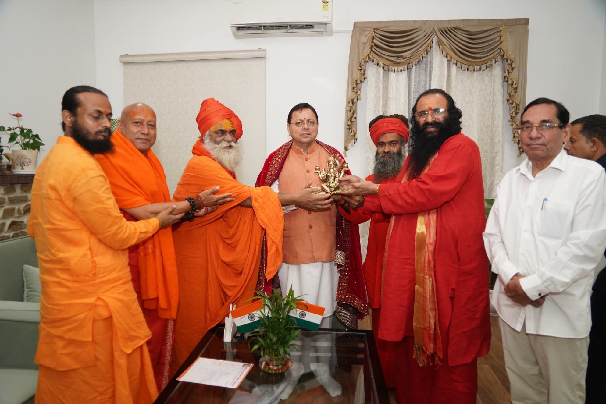 पवित्र छड़ी यात्रा के लिए सीएम धामी को मिला संत समाज का आमंत्रण