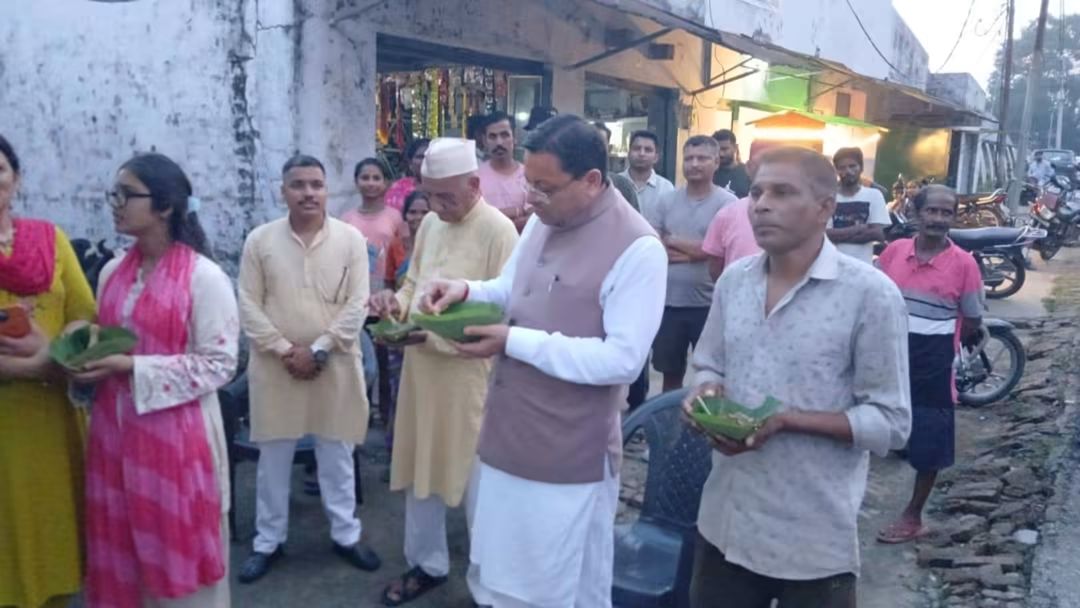 लोहियाहेड में ‘वोकल फॉर लोकल’ का संदेश, सीएम धामी ने रवि की टिक्की का लिया स्वाद