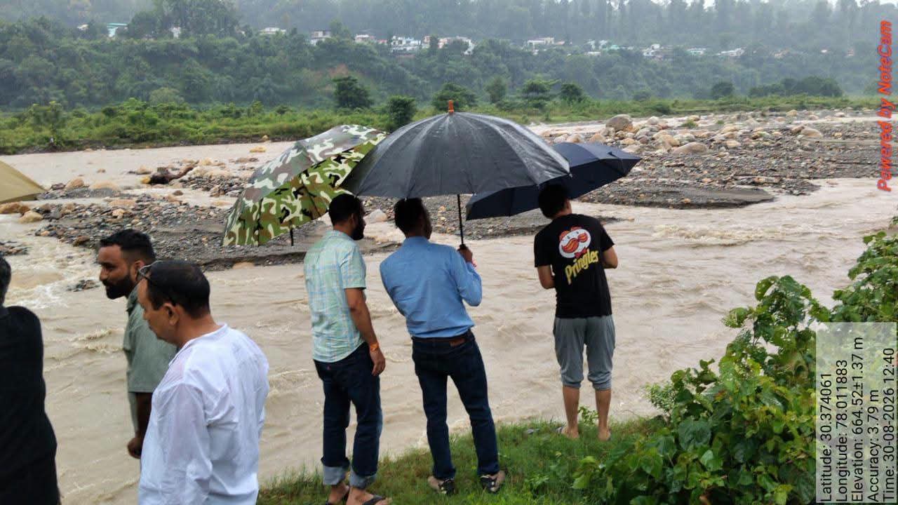 देहरादून में तेज बारिश के बीच प्रशासन हाई अलर्ट! QRT ने संभाला मोर्चा