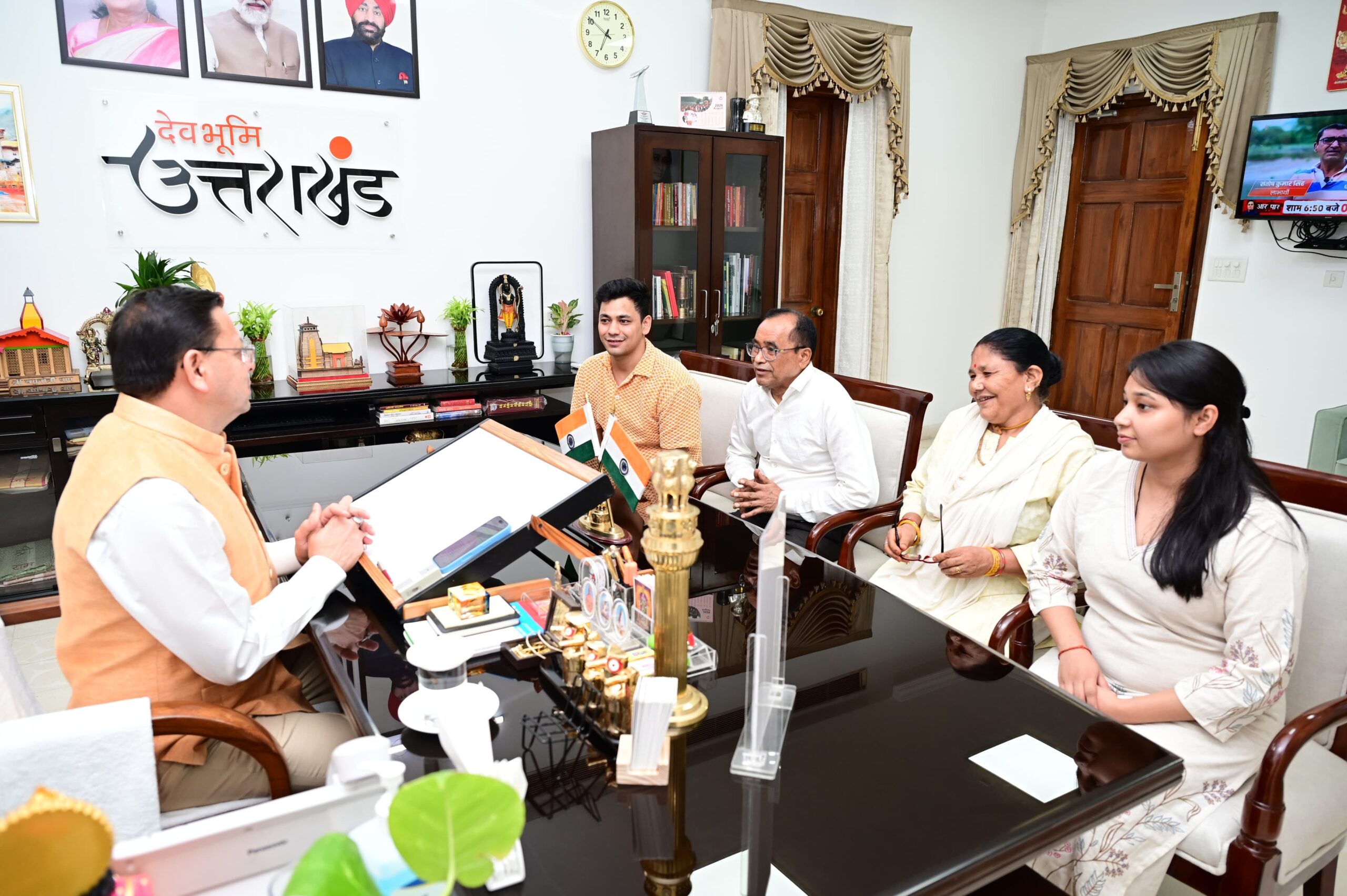 मुख्यमंत्री धामी से मिले शेफ केशव नेगी, सहयोग के लिए जताया आभार