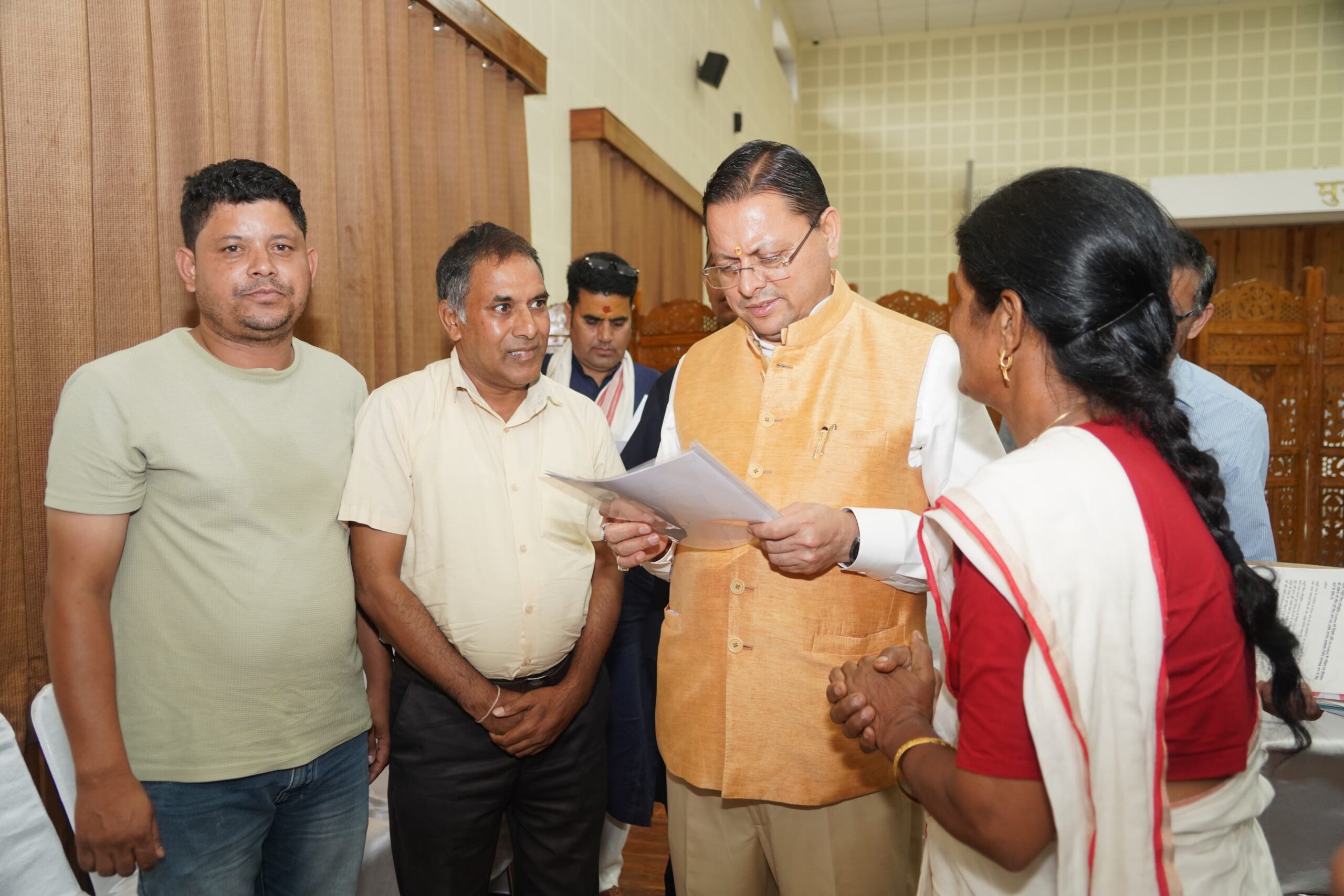 मुख्यमंत्री ने प्रदेश के विभिन्न क्षेत्रों से आए लोगों की समस्याएं सुनीं