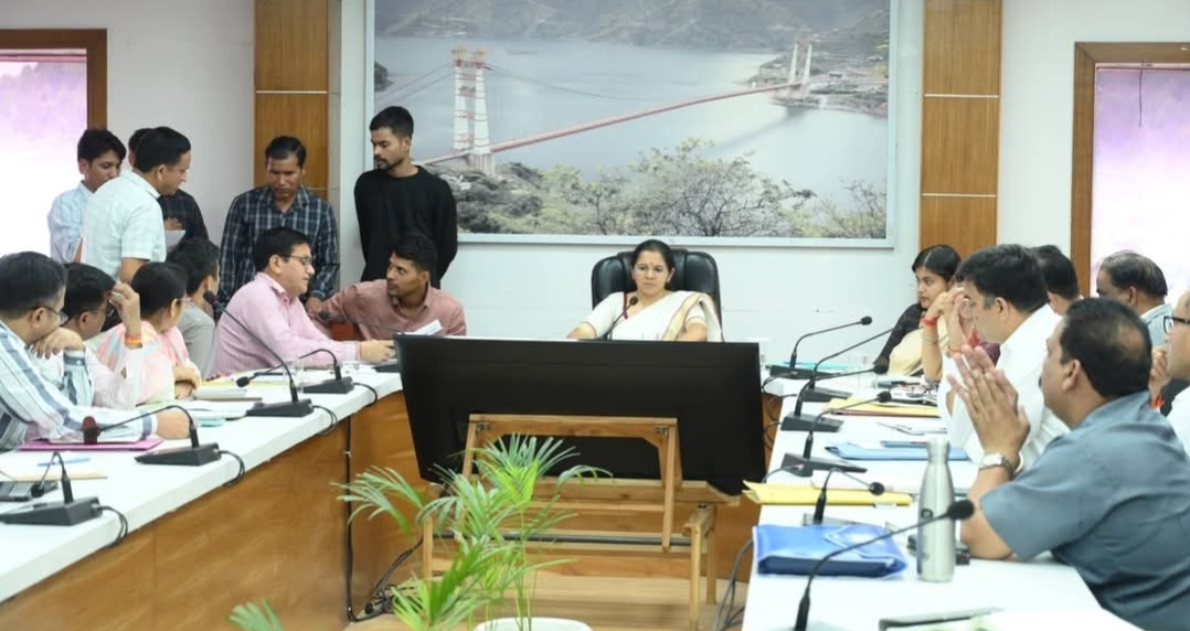 ‎जनता मिलन में सुनी गई 58 शिकायतें, जिलाधिकारी ने अधिकारियों को दिए समयबद्ध निस्तारण के निर्देश