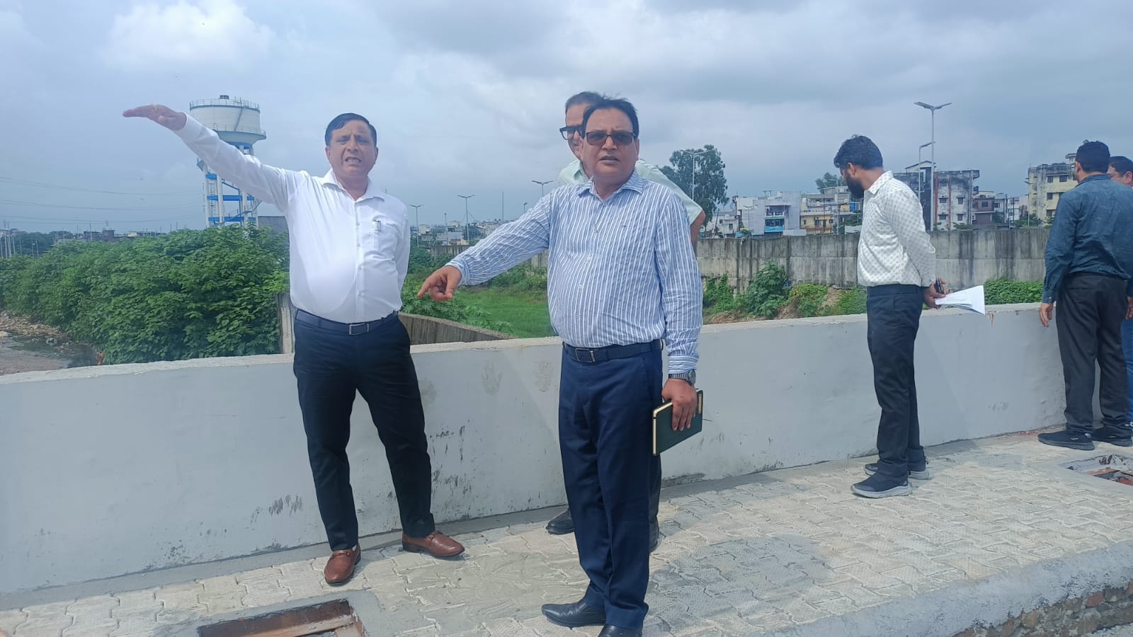 आढ़त बाजार के विकास कार्यों का विधायक विनोद चमोली और एमडीडीए उपाध्यक्ष बंशीधर तिवारी ने किया स्थलीय निरीक्षण