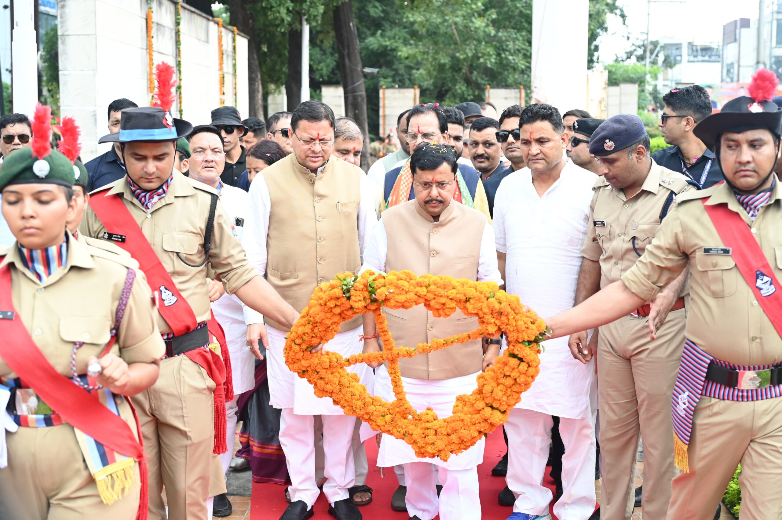 हल्द्वानी शहीद स्मारक पहुंचे सीएम धामी, अमर शहीदों को किया नमन