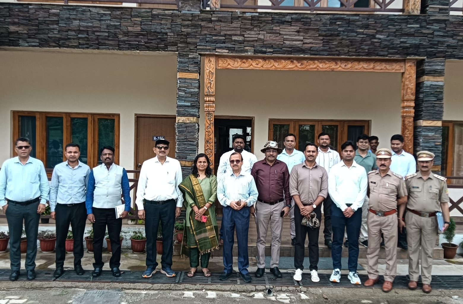 विभिन्न राज्यों से आए 20 IFS अधिकारियों ने किया ‘लेखक गांव’ का भ्रमण